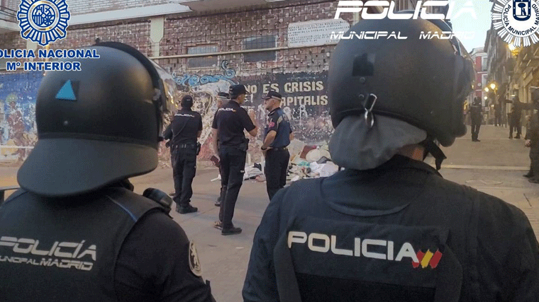 Desalojan a varias personas del edificio okupado La Quimera, en Lavapiés, por orden judicial