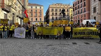 Medio centenar de trabajadores de escuelas infantiles se concentran y exigen una reunión con Almeida