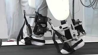 El Zendal, pionero en incorporar un exoesqueleto robótico a pacientes ELA