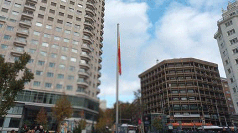 Una enseña nacional con un mástil de 18 metros preside la Plaza de España esquina Princesa