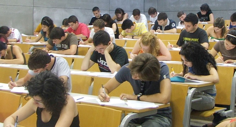 Casi el 27% de los estudiantes madrileños quiere un trabajo de funcionario 