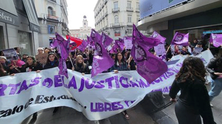 Estudiantes marchan contra la violencia machista y en defensa del `sí es sí´: 'Nos han declarado la guerra'
