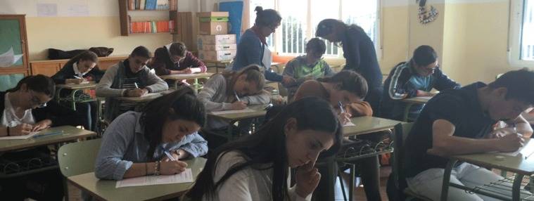 El rendimiento escolar varía según la comunidad en la que se estudia