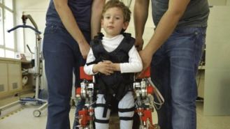 3 niños prueban por 1ª vez en el mundo un exoesqueleto en sus casas