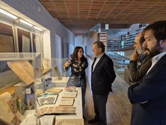 Exposición de documentos históricos en la Biblioteca F. Lázaro Carreter