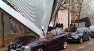 Se desploma el recubrimiento de la fachada de un edificio por el viento