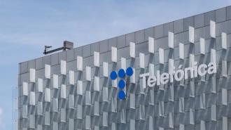 Telefónica eleva ingresos, reduce deuda y confirma sus objetivos para 2026
