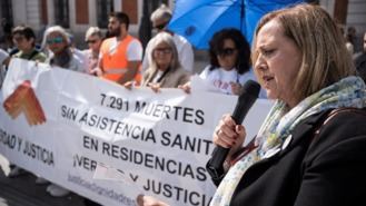 Familiares de fallecidos en residencias ofrecen a Ayuso 29 cartas donde describen la 