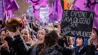 Los jóvenes dan la espalda al feminismo, 49,2% ve una 'herramienta de manipulación'