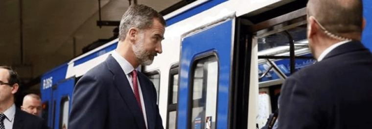 Felipe VI se sube al Metro