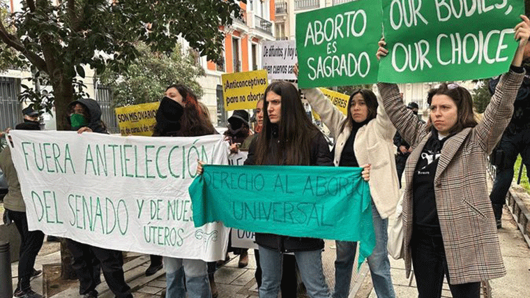 Feministas protestan junto al Senado por la cumbre contra el aborto