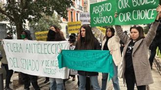 Feministas protestan junto al Senado por la cumbre contra el aborto