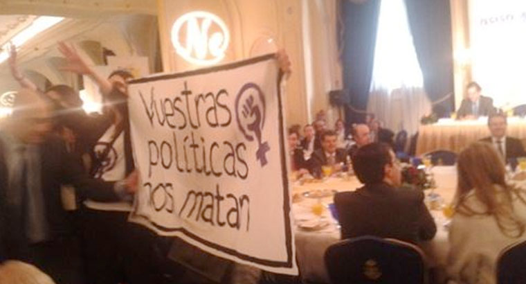 Feministas increpan a Alonso al grito de "Vuestras políticas nos matan"