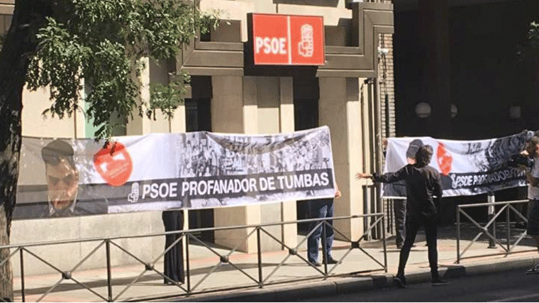 Colocan en la sede del PSOE dos pancartas contra la exhumación de Franco