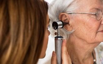 FIAPAS lanza un estudio para mejorar la atención a la sordera en mayores