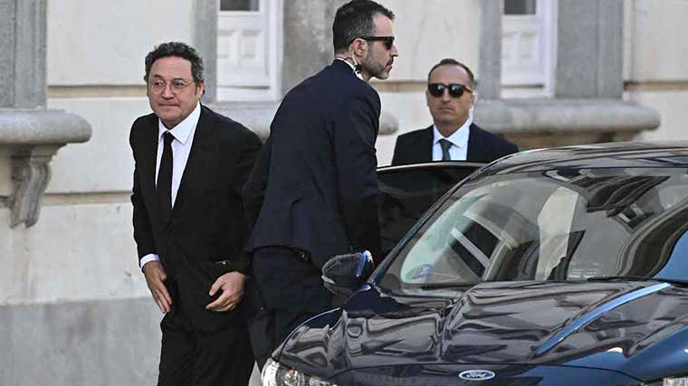 El fiscal general llea al Supremo para ser juzgado: En coche oficial, solo y por la puerta de autoridades