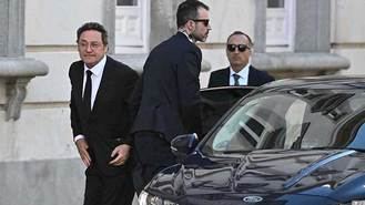 El fiscal general llea al Supremo para ser juzgado: En coche oficial, solo y por la puerta de autoridades
