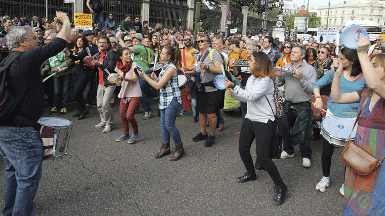 El 15M y su `Nada que celebrar´: Pasacalles y marcha multicultural contra el 12 de octubre