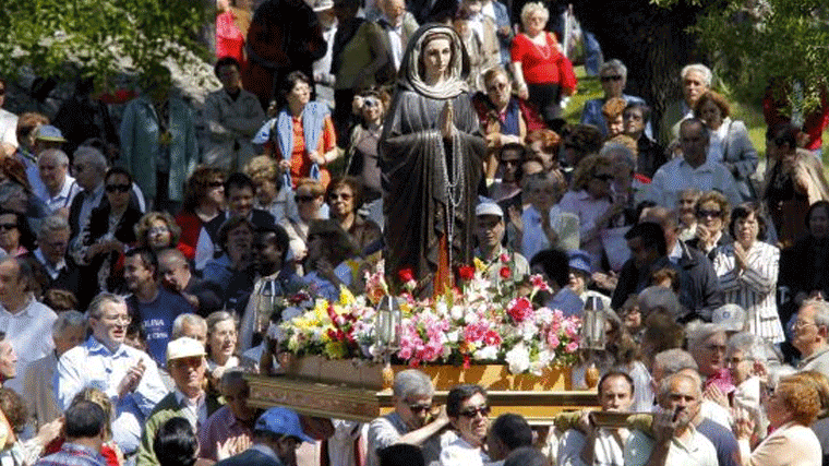 Los fieles de Amparo Cuevas se quedan sin capilla, el TSJM anula la licencia