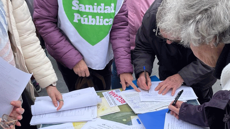 Vecinas de Barrios y Pueblos entregan 4.000 firmas por el 'estado crítico' de la Sanidad
