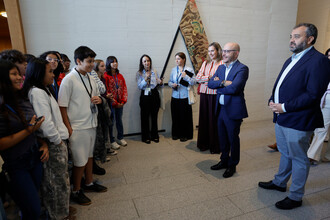 Estudiantes de Madrid exploran su patrimonio histórico en el museo real