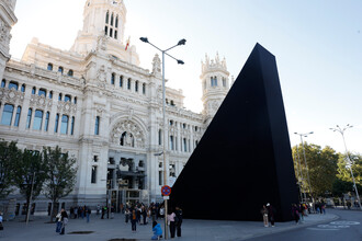 Una estructura de 20 metros transforma las vistas de la plaza de Cibeles hasta el 24 de octubre