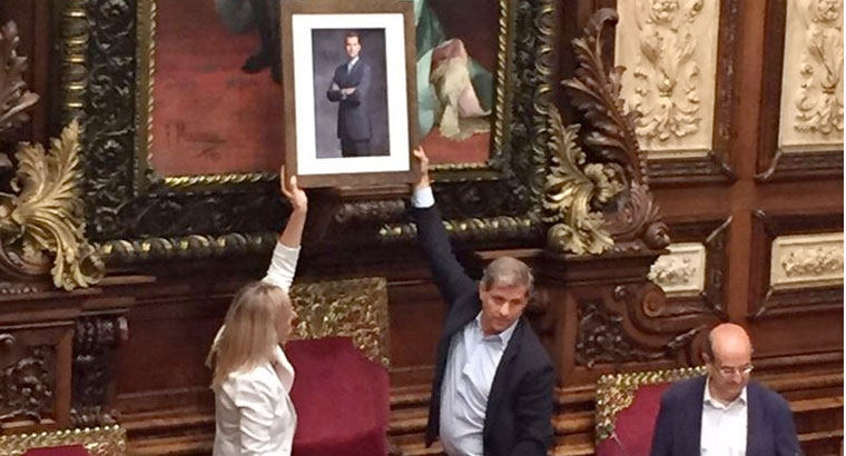 El PP provoca a Colau colgando en el pleno una foto de Felipe VI 