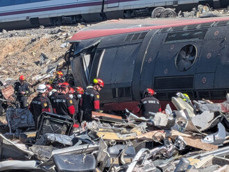 Óscar Puente califica de «inexplicable» la orden de reanudar el AVE pese a la alerta roja de vía ocupada