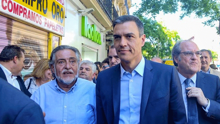 Gabilondo y Hernández, incómodos con la foto de 'cuatro hombres paseando por Vallecas'