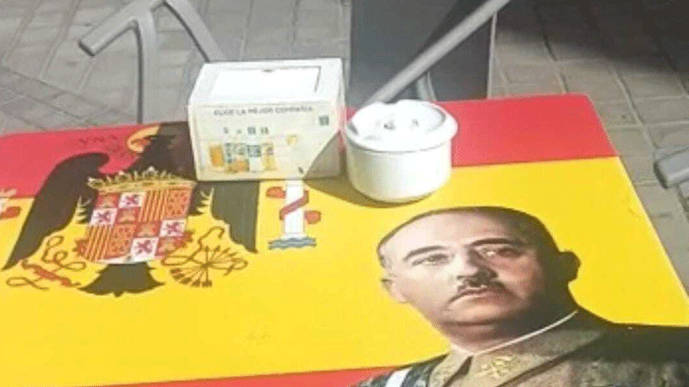 `El chino facha´de Usera, mesas en la terraza con la cara de Franco y bandera preconstitucional