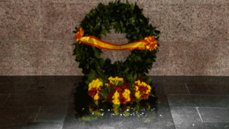 El Gobierno difunde fotografías de la tumba de Franco en Mingorrubio