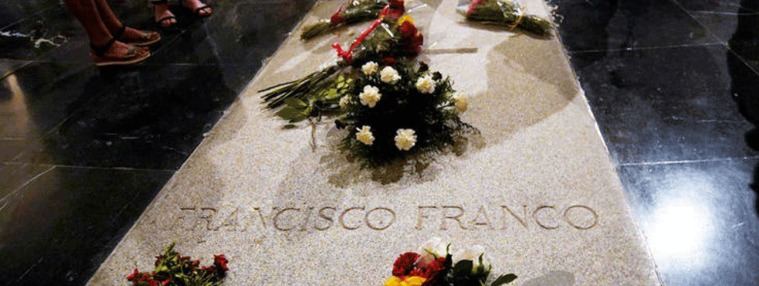 Cinco jueces del Supremo deciden si paralizan la exhumación de Franco