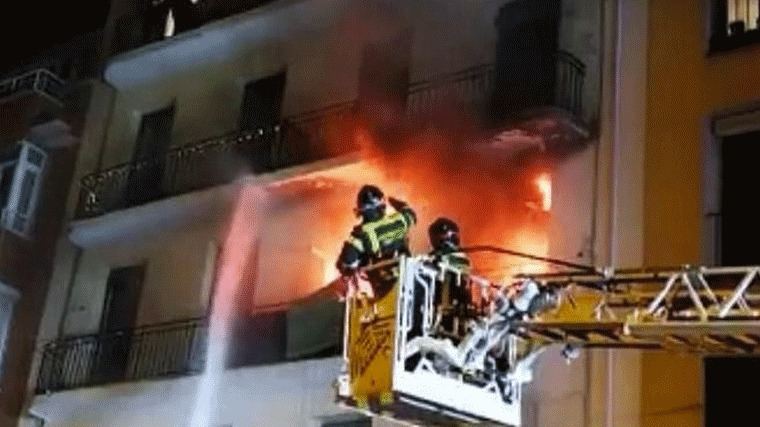 Un incendio en una vivienda de Arganzuela deja once intoxicados por inhalación de humo