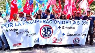 Centenares de funcionarios madrileños protestan ante la Consejería para pedir las 35 horas