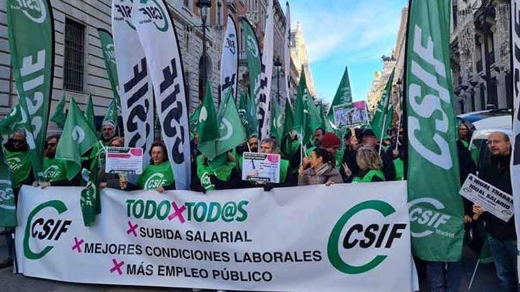 Cientos de funcionarios se movilizan por mejoras salariales y amenazan con la huelga ante el 'niguneo' de López