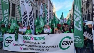 Cientos de funcionarios se movilizan por mejoras salariales y amenazan con la huelga ante el 