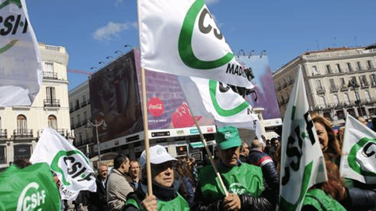 Trabajadores municipales se concentran contra la suspensión de la jornada de 35 horas