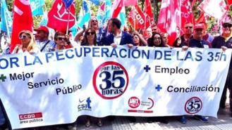 Funcionarios marchan por el centro de Madrid para reclamar las 35 horas