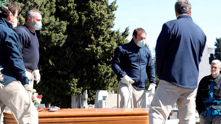 Trabajadores de la funeraria municipal se concentran para pedir 'personal y medios'