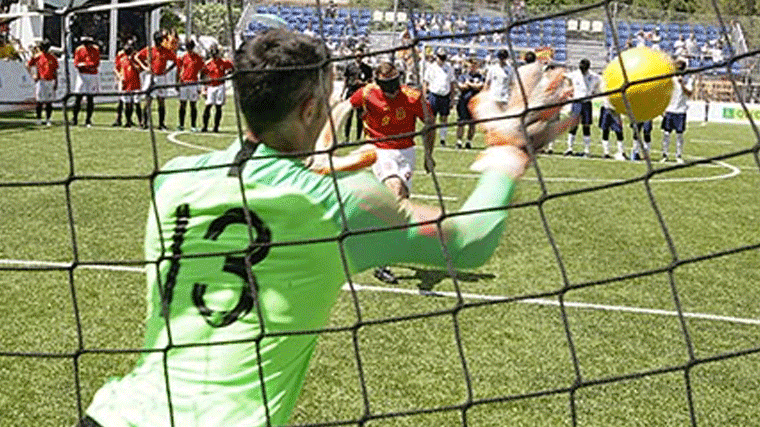Exhibición de fútbol para ciegos en la Plaza Mayor coincidiendo con la Champions