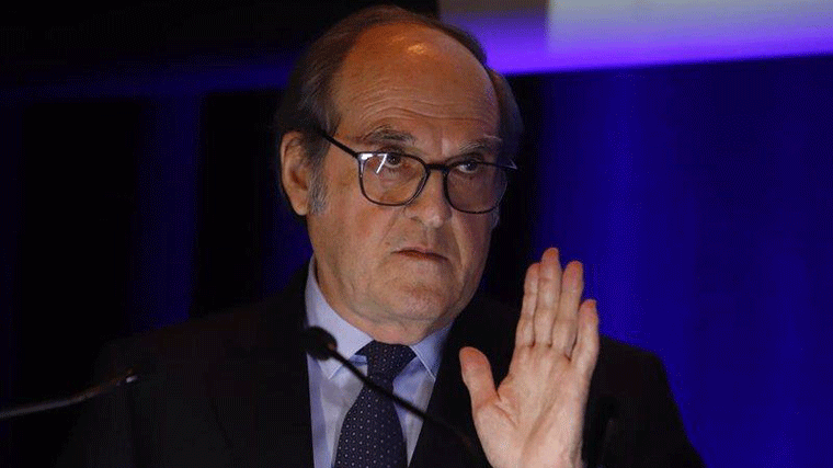 El Defensor del Pueblo pide 'mejorar' la atención de los solicitantes de asilo en frontera, tras la 'grave situación' de Barajas