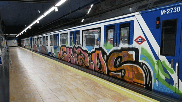 Los grafiteros `celebran´la Navidad pintando trenes en varias estaciones