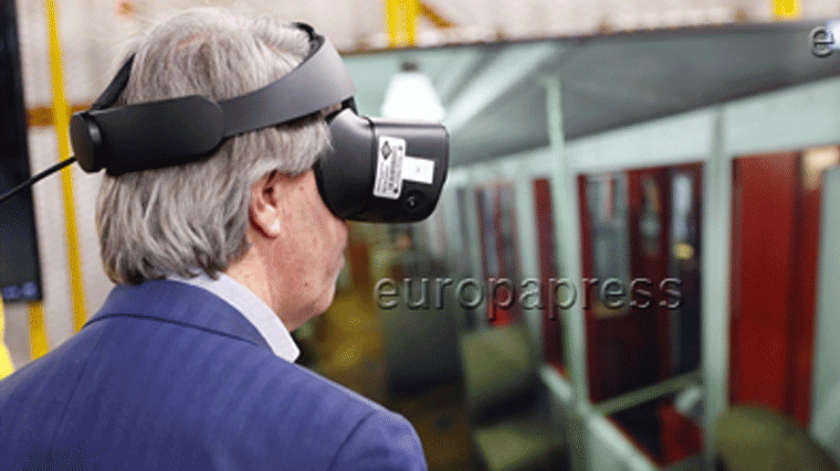 Una zona interactiva de realidad virtual permite conducir trenes de Metro en Chamartín