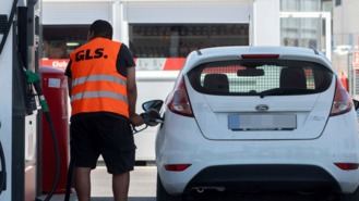 El precio de la gasolina baja un 0,5% y el del diesel 1,31%