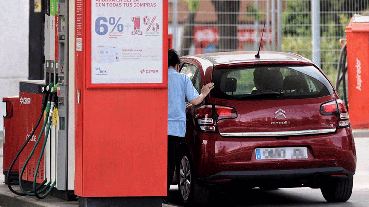 La gasolina suma su octava semana al alza, mientras que el diésel cae