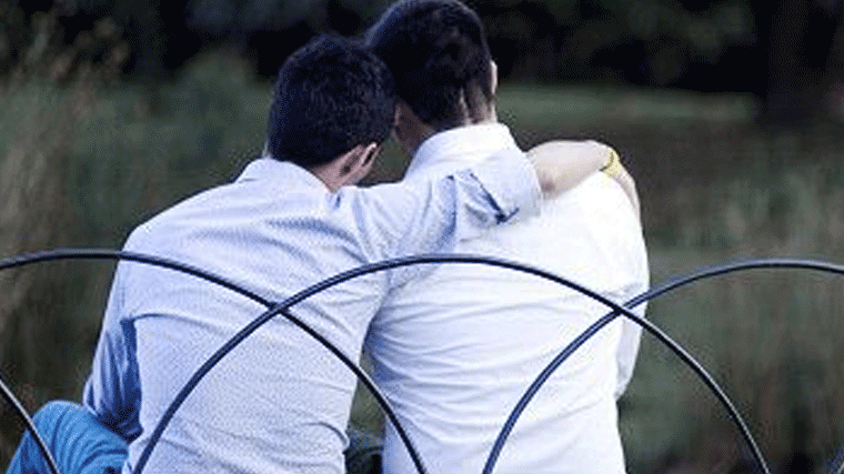 Insultan y agreden a una pareja gay que paseaba abrazada por la Puerta del Sol