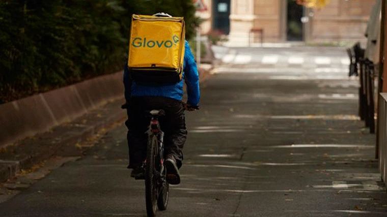 Un juez reconoce la relación laboral de 69 'riders' de Glovo con la plataforma