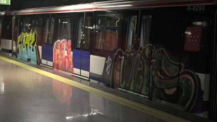 Los grafiteros pintan 100 m2 de un tren de Metro entre La Moraleja y Marqués de Valdavia