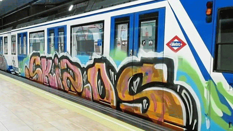 Detenidos dos grafiteros por pintar 70 m2 en tres vagones del Metro en Eugenia de Montijo