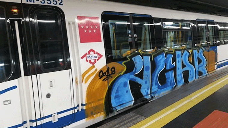 Tres grafiteros asaltan un tren de Metro en Puerta del Angel